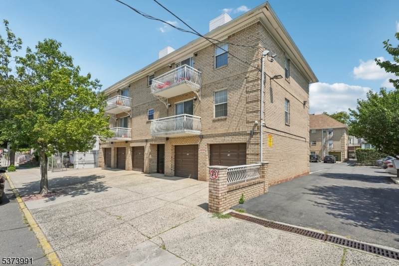 272 Walnut St - Photo 1