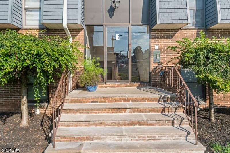 700 Schuyler Ave - Photo 1