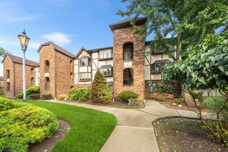 70 Hawthorne Ave - Photo 1