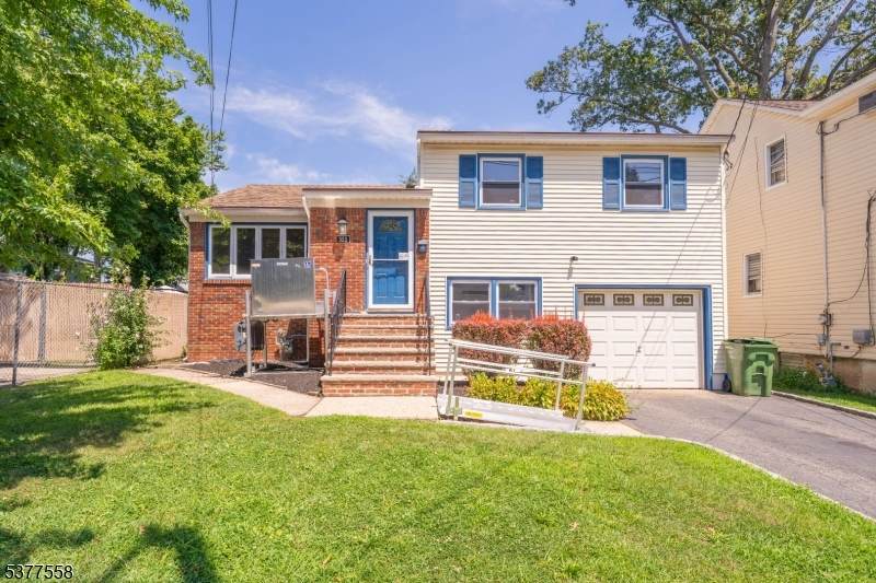 323 Dermody St - Photo 1