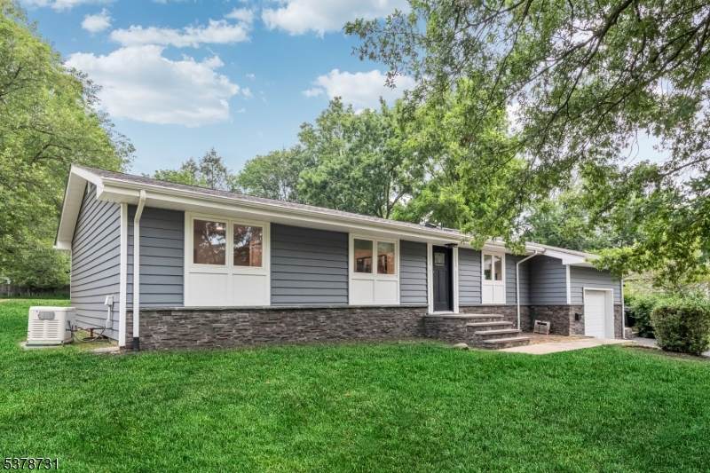 137 Elmwood Pl - Photo 1