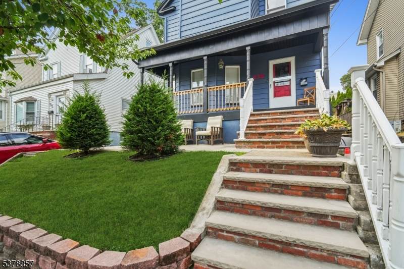 135 Bell St - Photo 1