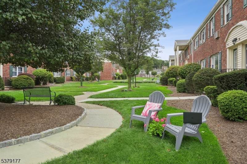 87 Roseland Ave - Photo 1