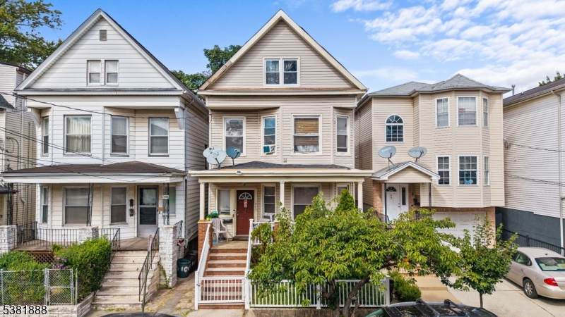 1063 Bond St - Photo 1