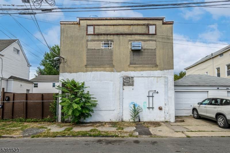 172 Lyon St - Photo 1