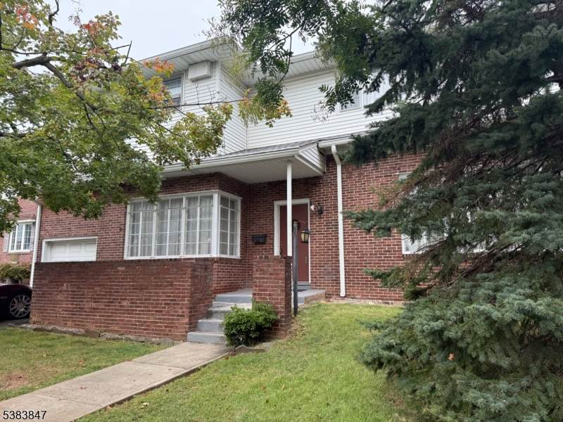 916 W Elm St - Photo 1