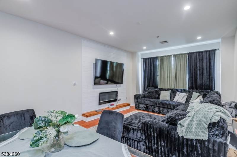 172 Culver Ave - Photo 1