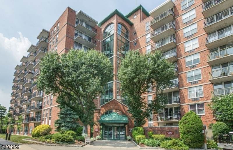 300 Main St - Photo 1