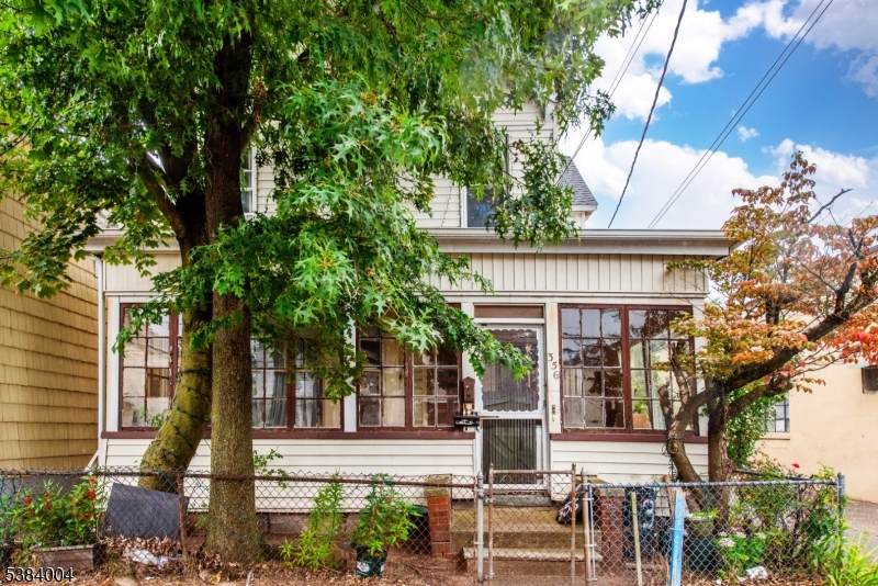 356 Henry St - Photo 1