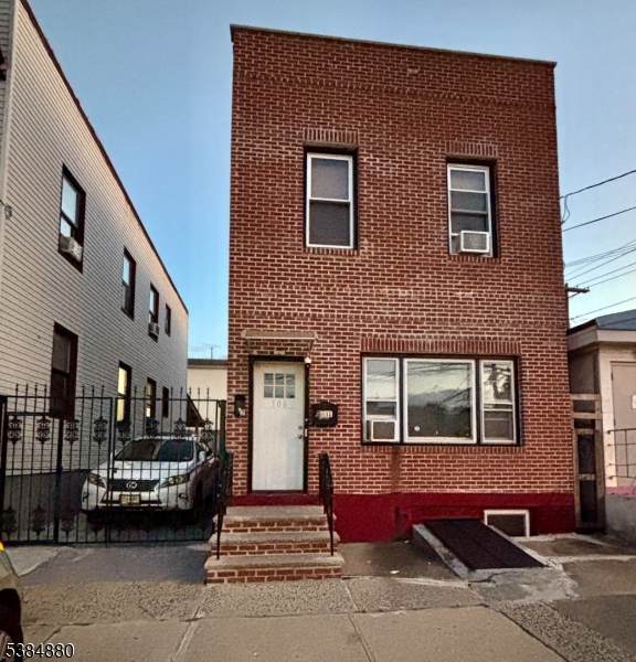 108 Davenport Ave - Photo 1