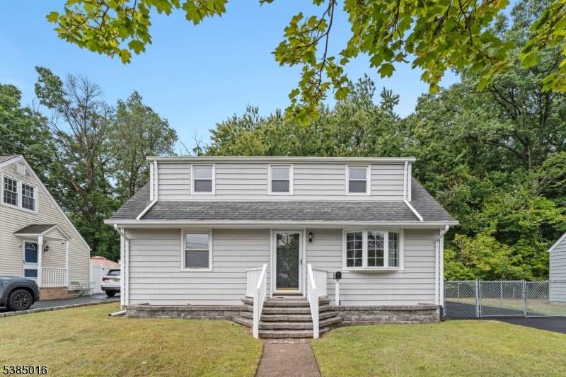 18 Farmingdale Ave - Photo 1