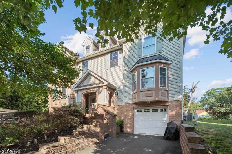 717 W 7Th St - Photo 1