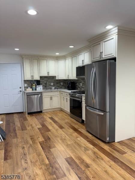 593 New York Ave - Photo 1