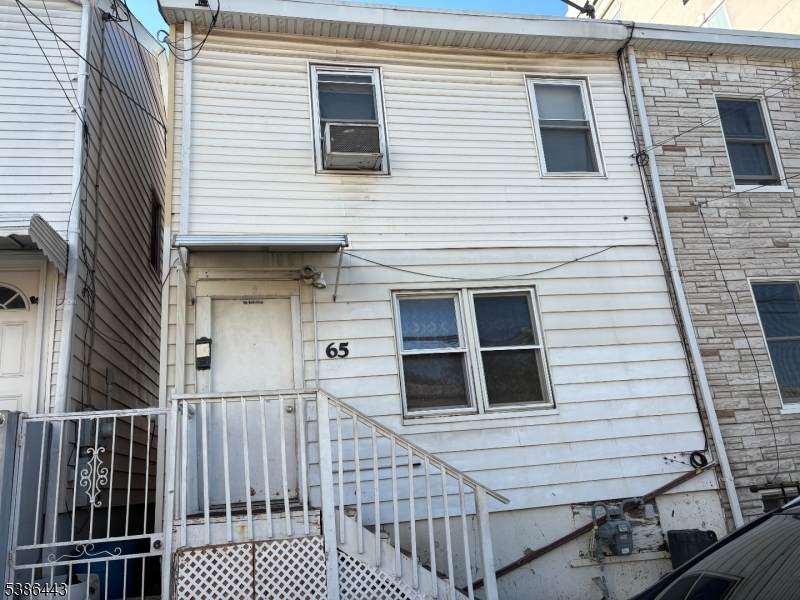 65 Levine St - Photo 1