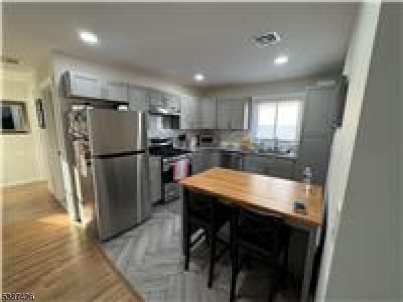 261 Schuyler Ave - Photo 1