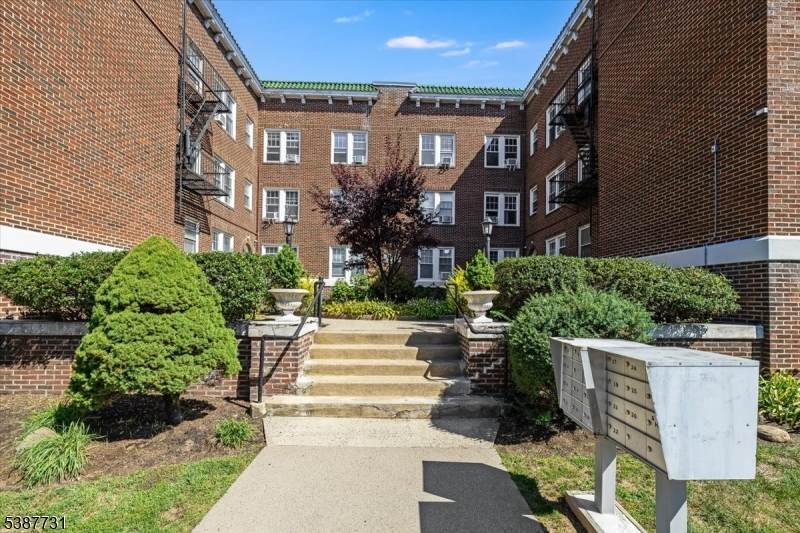 2 Altamont Ct - Photo 1