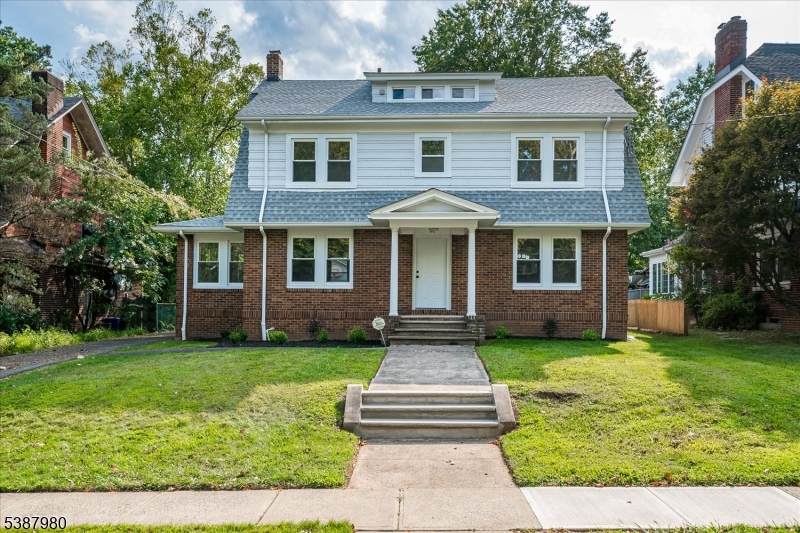 140 Oakview Ave - Photo 1