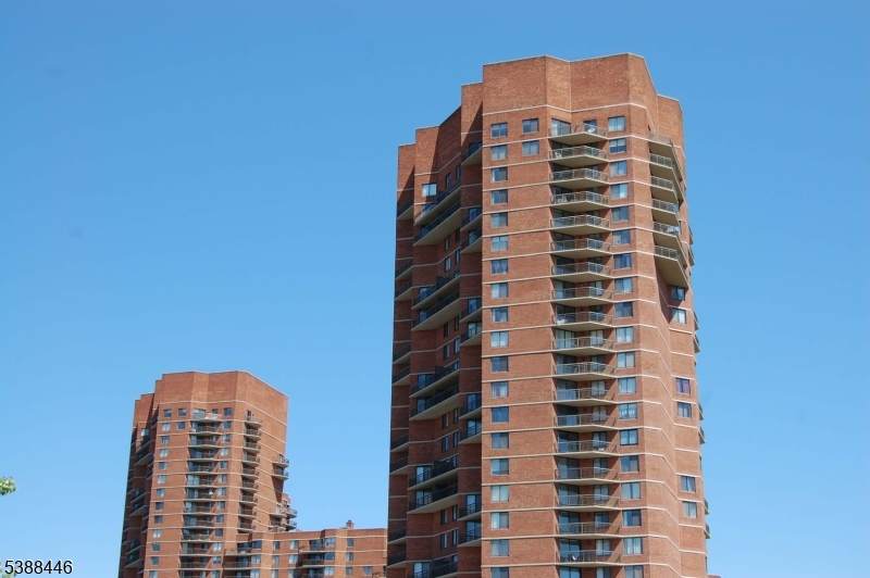 414 Harmon Cove Tower - Photo 1