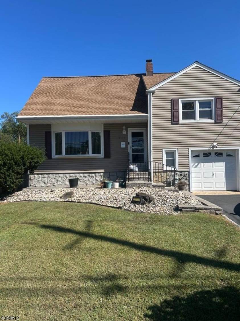 1533 Clinton Ave - Photo 1