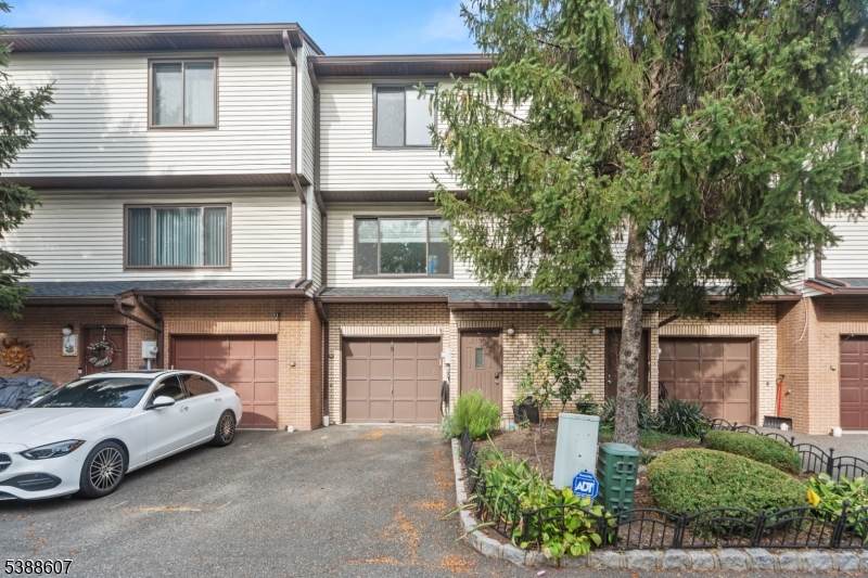 404 Chestnut St - Photo 1