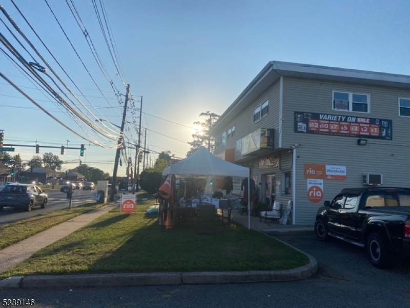 715 Somerset St - Photo 1