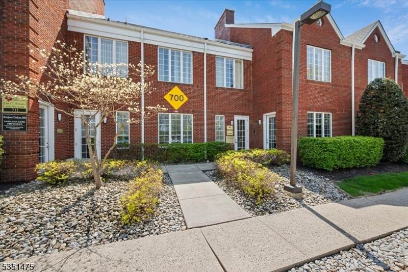 712 Courtyard Dr - Photo 1