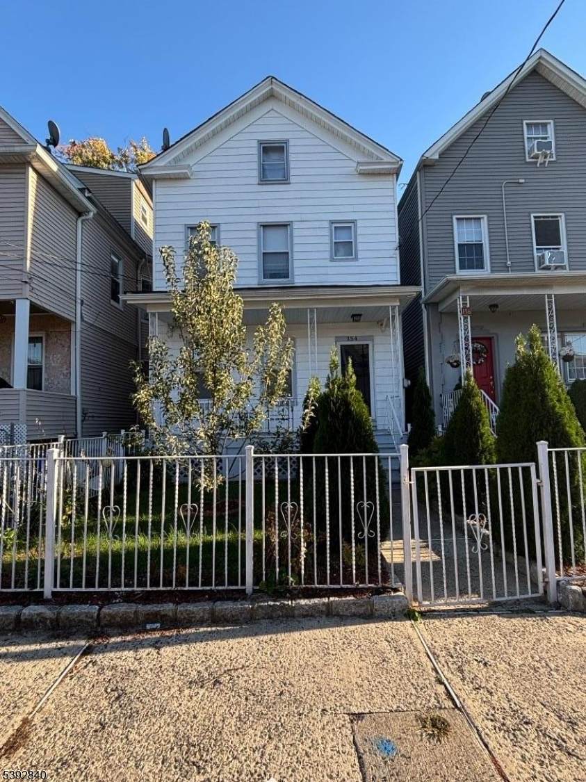 154 Sayre St - Photo 1