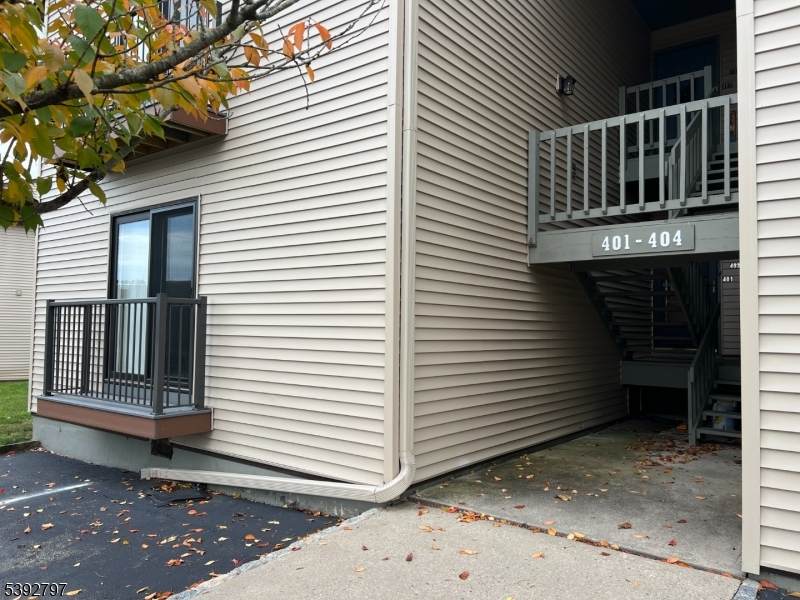 401 Spruce Hills Dr - Photo 1