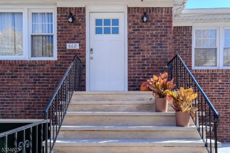 668 Lincoln Ave - Photo 1