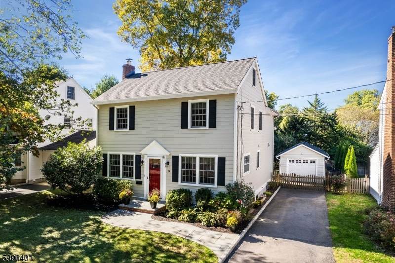 25 Roosevelt Ave - Photo 1