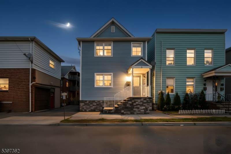 8 Essex St - Photo 1