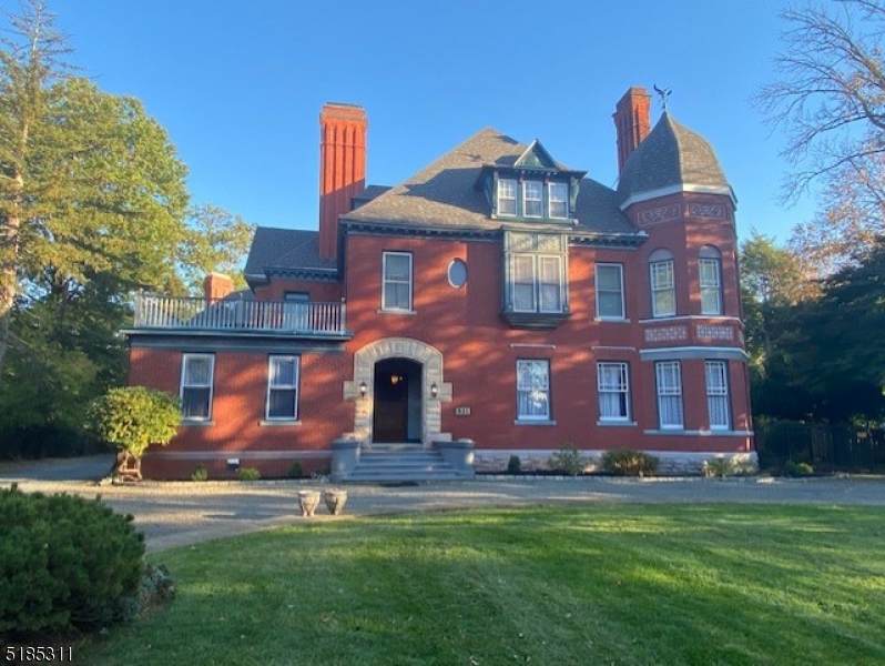 527 W 8Th St, Unit B - Photo 1