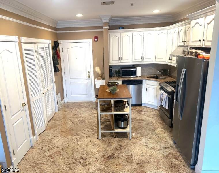 411 Chestnut St - Photo 1