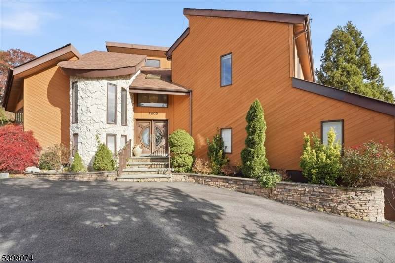 1605 Justin Pl - Photo 1