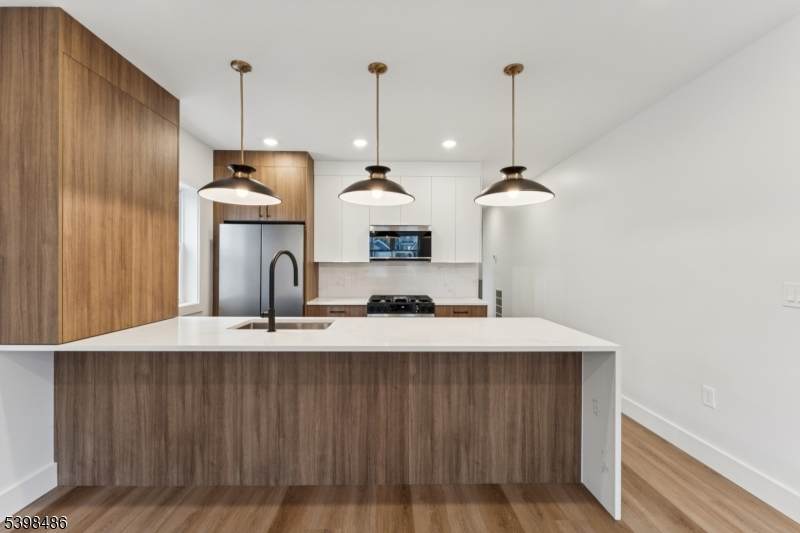 84 Hollywood Ave - Photo 1