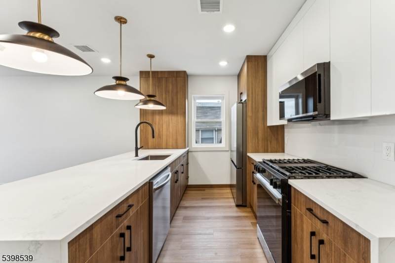 84 Hollywood Ave - Photo 1