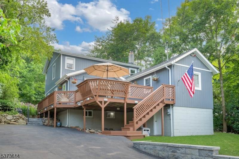 19 Fernwood Ave - Photo 1