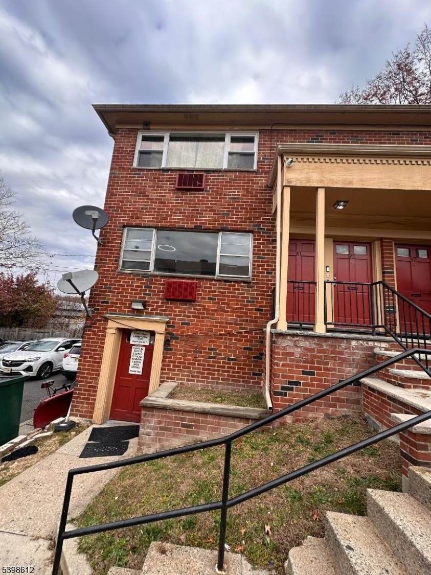 916 Stuyvesant Ave - Photo 1