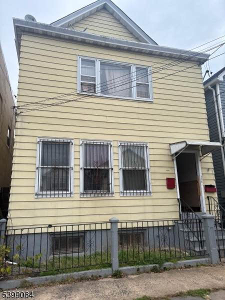 225 Pine St - Photo 1
