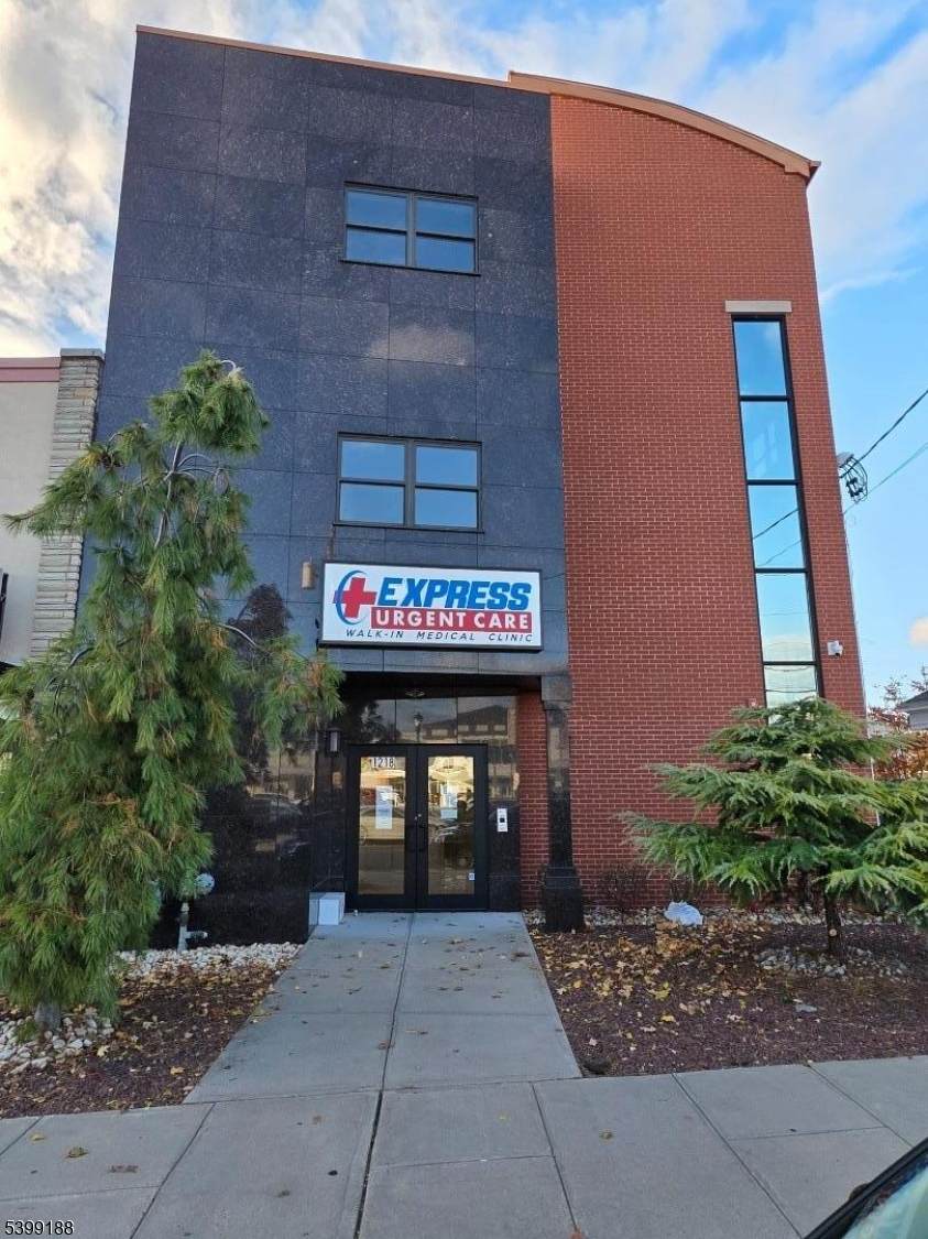 1218 Stuyvesant Ave - Photo 1