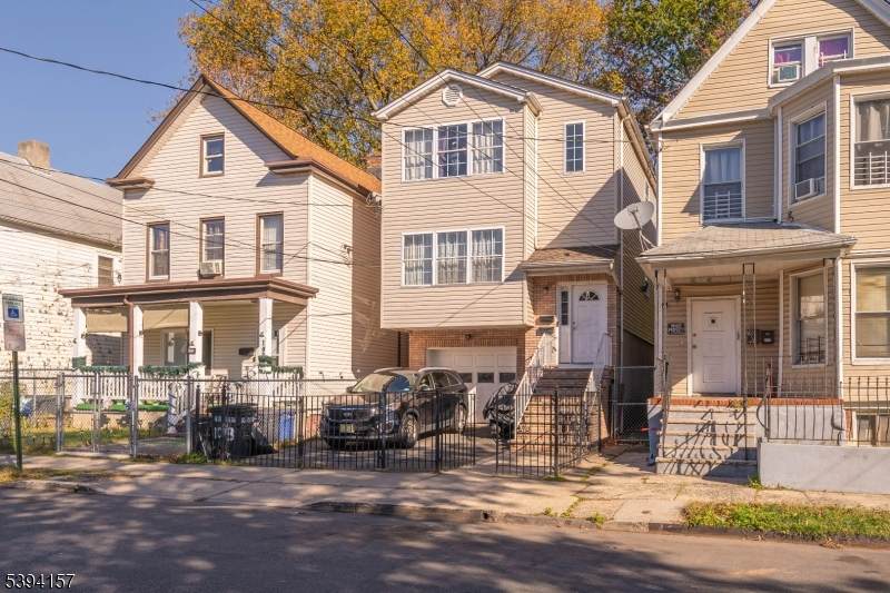 1073 Bond St - Photo 1
