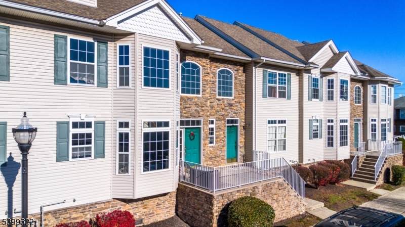 484 Hancock St - Photo 1