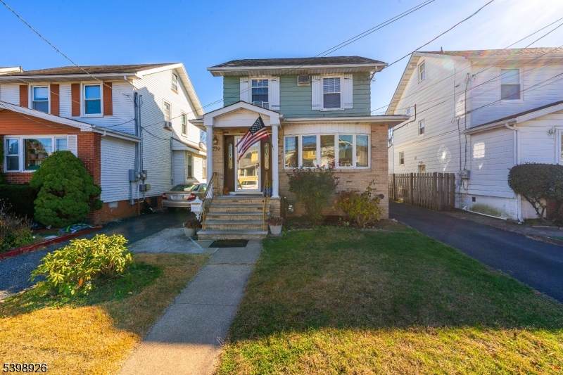 1239 Plane St - Photo 1