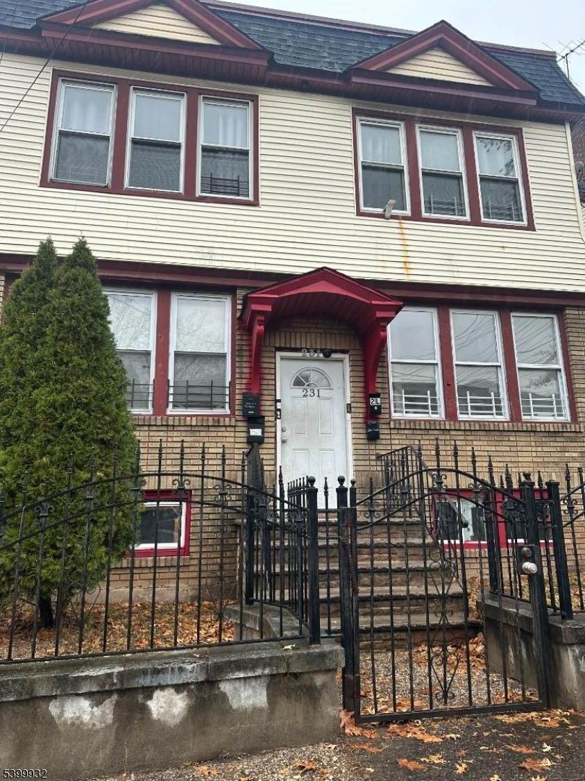 231 Alexander St - Photo 1