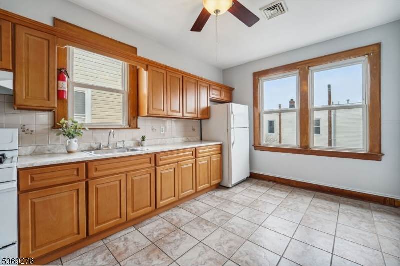 410 E Kinney St - Photo 1