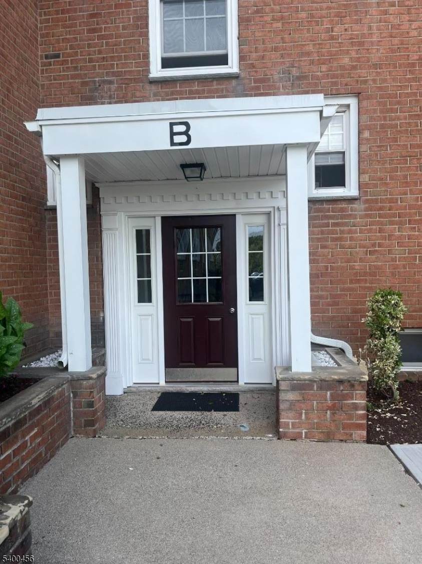 565 Grove St - Photo 1