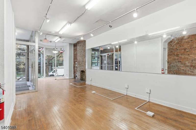 15 Warren St - Photo 1