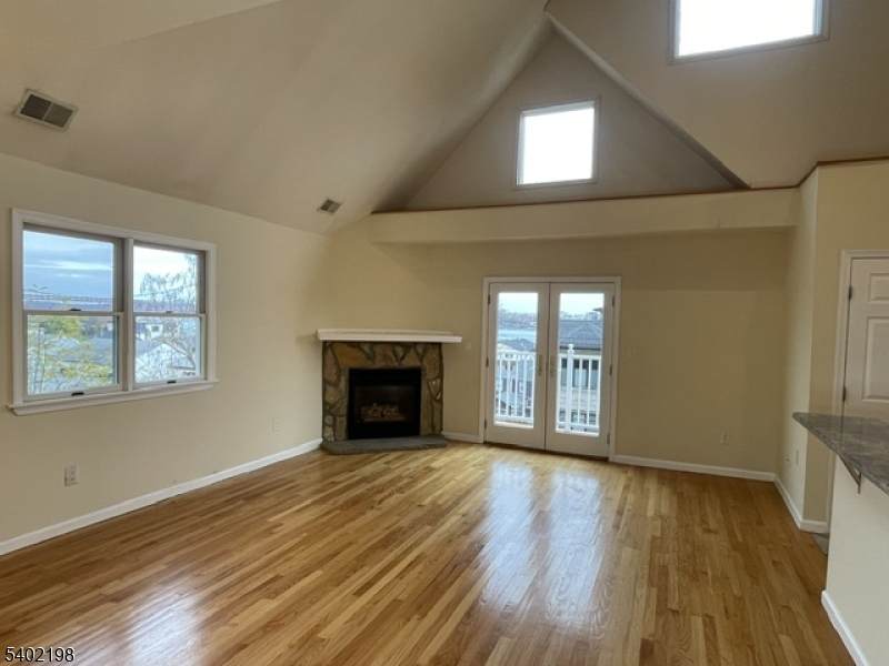 662 Undercliff Ave - Photo 1