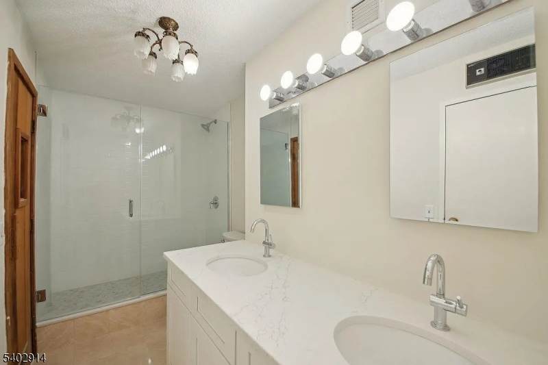 2138 Harmon Cove Tower - Photo 1