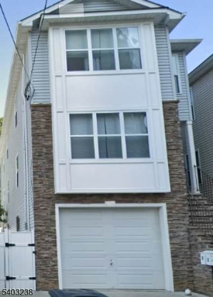 201 Schuyler Ave - Photo 1